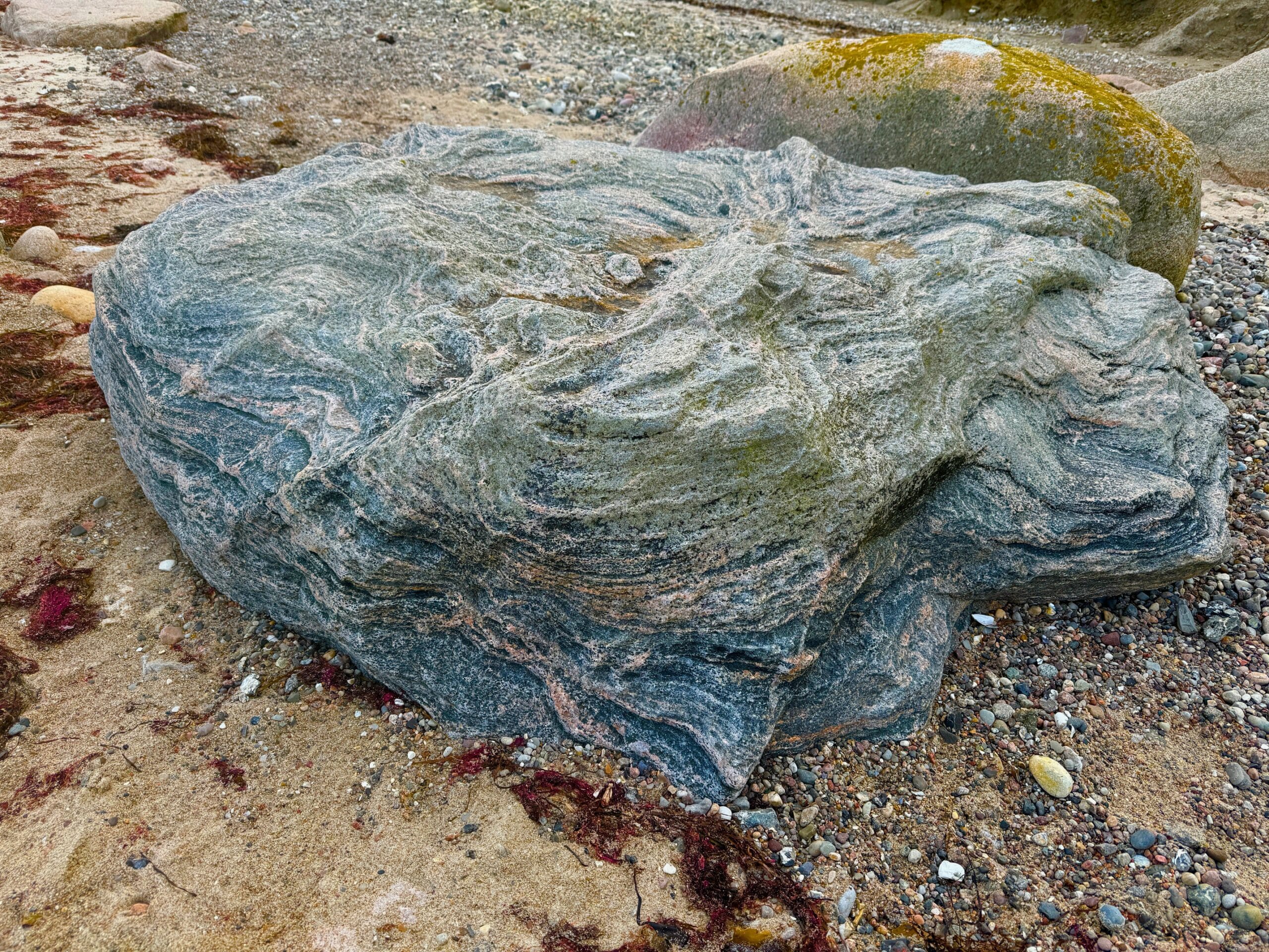 Von der Würde eines Findlings am Strand von Katharinenhof