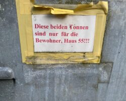 Schild am Haus