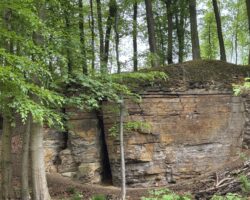 Magische Orte: die Spalte im Fels, die Höhle