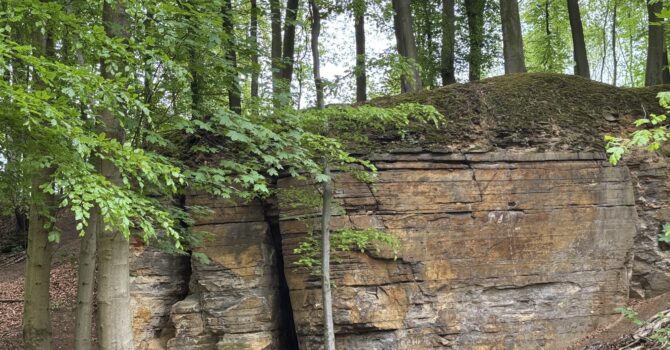 Magische Orte: die Spalte im Fels, die Höhle