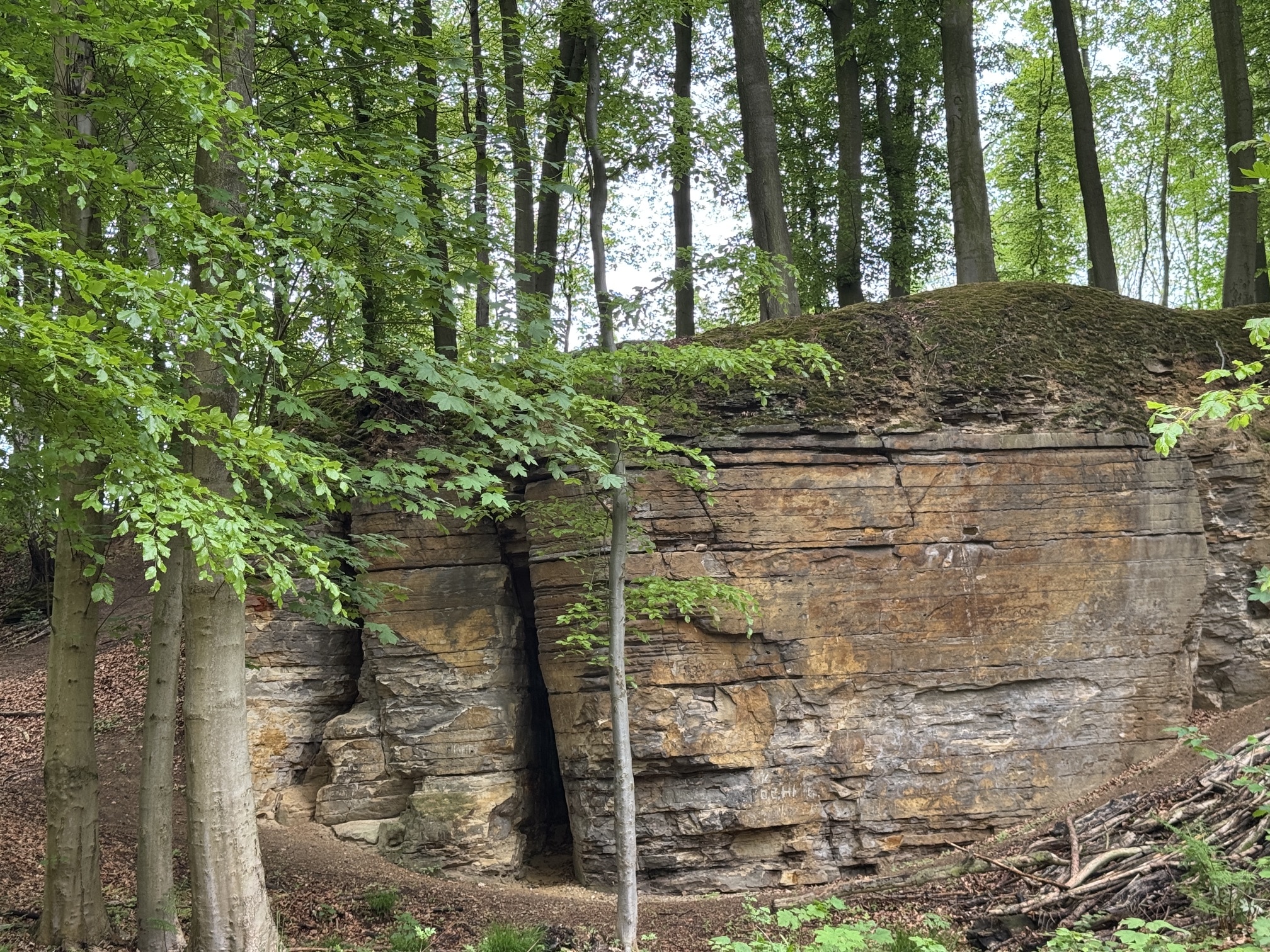 Magische Orte: die Spalte im Fels, die Höhle